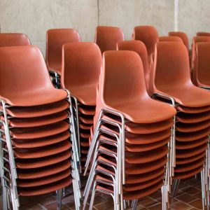 chaises-empilees
